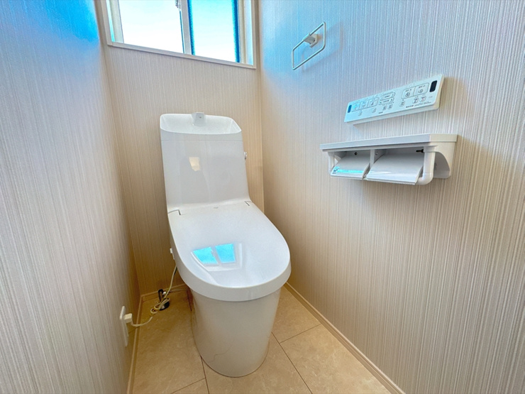 《14号棟　2階トイレ》2か所にトイレがございますので、忙しい朝にも焦ることがないですね！LIXILのベーシアシャワーはオート洗浄と壁リモコンつきで、使いやすいシャワートイレです！									