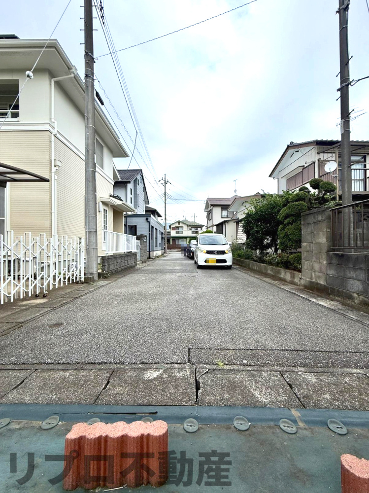 野田市花井　売地の前面道路含む現地写真|前面道路は約5m
対向車とのすれ違いもしやすいゆとりある道路幅です！
交通量が少なく落ち着いた環境！