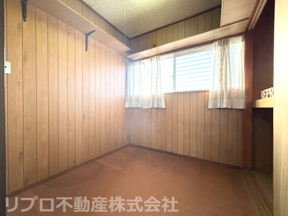 野田市柳沢戸建のその他|窓付きの２帖納戸は明るく、上棚と２段式収納を備えており、日用品や季節物を効率よく整理できます！