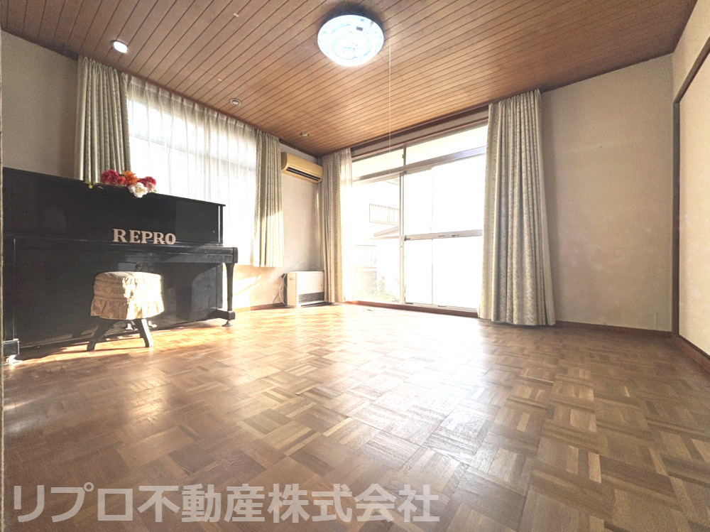 野田市柳沢戸建の居間・リビング|１階リビングは、２面採光で明るく開放的。窓を開けるとお庭が広がり、心地良い眺めと風通しを楽しめます！