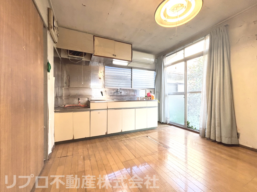 野田市柳沢戸建のキッチン|ダイニングキッチンは、２面に窓があり、明るく風通しの良い空間。コンロを設置してご使用いただけます！