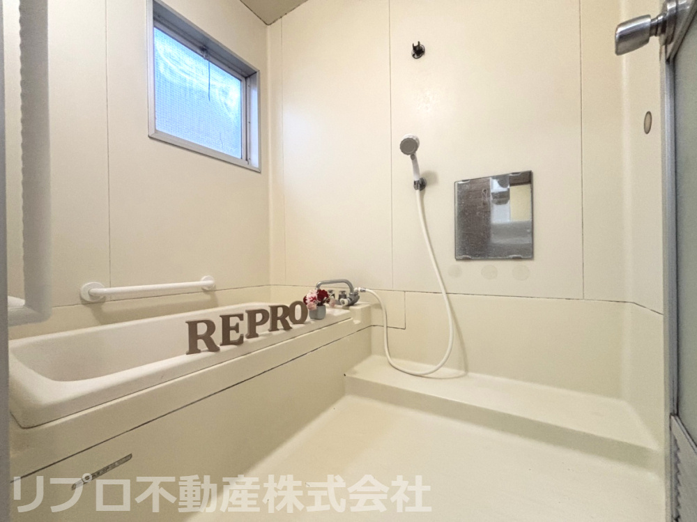 野田市柳沢戸建の浴室|手すり付きで、小さいお子様からご高齢の方でも安心してお使いいただけます！