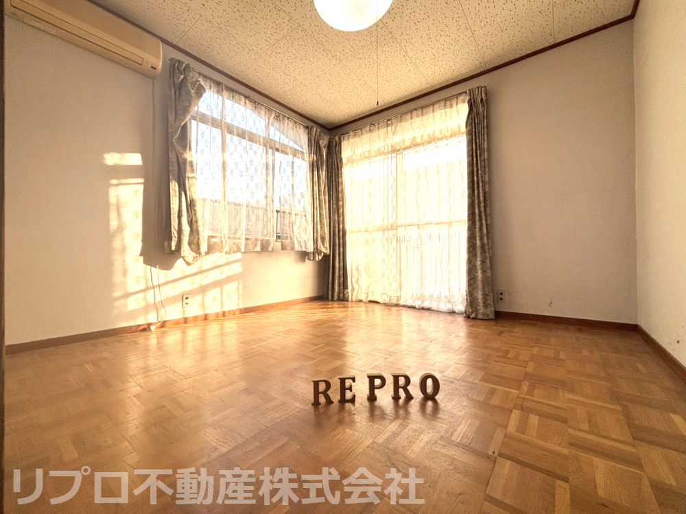 野田市柳沢戸建の洋室|４.５帖の洋室は、南東向きで陽当たり良好！バルコニーへつながってます！２段の収納棚あり！