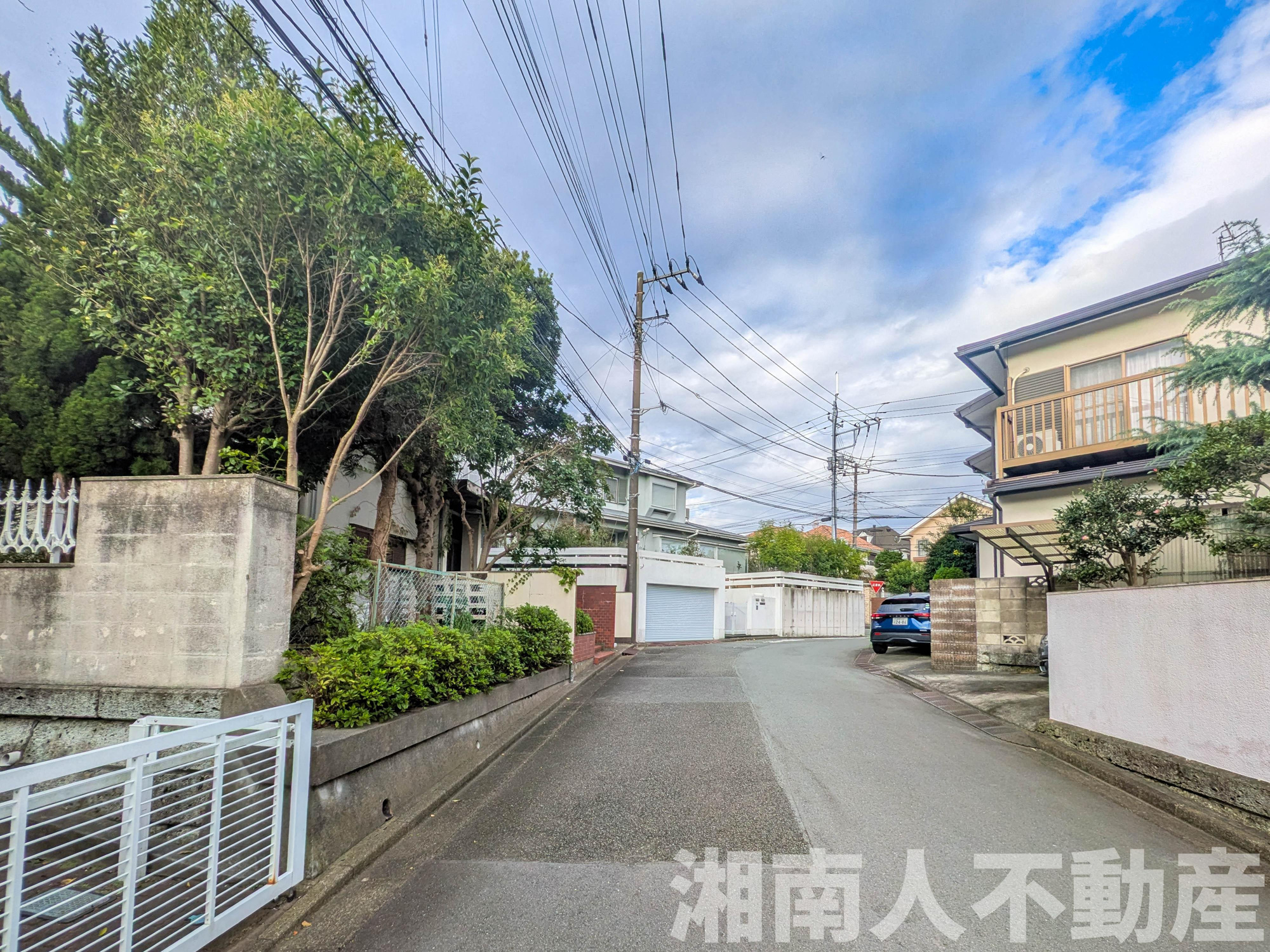 藤沢市片瀬山2丁目　土地の前面道路含む現地写真