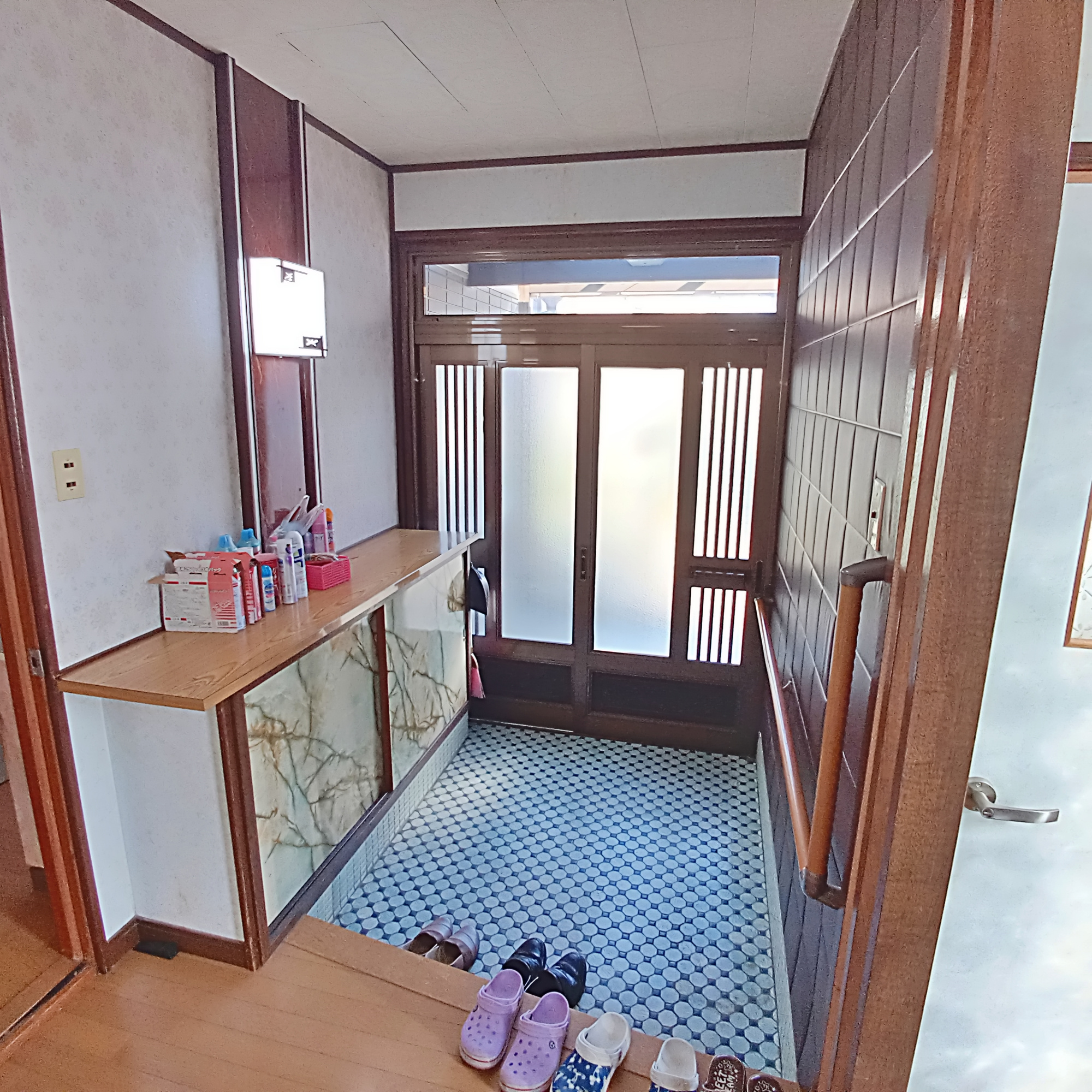 室蘭市高砂町2丁目9-19　中古住宅の玄関