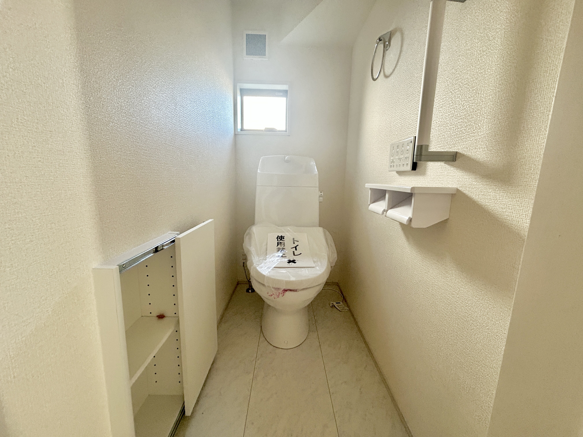 第17渋川金井　新築住宅全5棟のトイレ|節水性能の高いトイレはもちろんウォシュレット付き♪便器のフチがないタイプなので、お掃除もサッとひと拭きでOK！