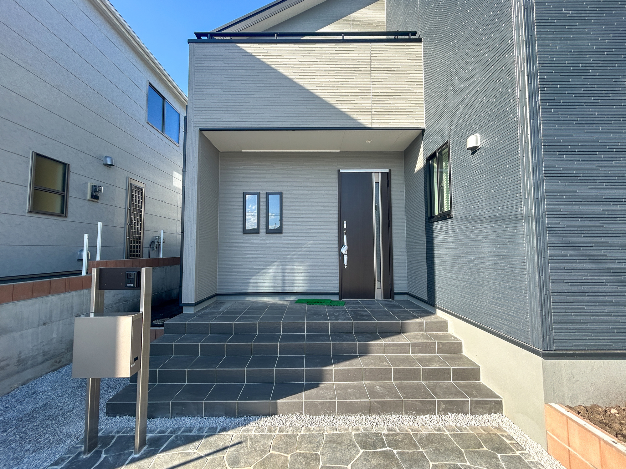 第17渋川金井　新築住宅全5棟の玄関|明るく優しいイメージの玄関アプローチ。居住者の帰り、訪れる方を優しく迎える・安らぎに満ちた生活空間を予感させます♪

