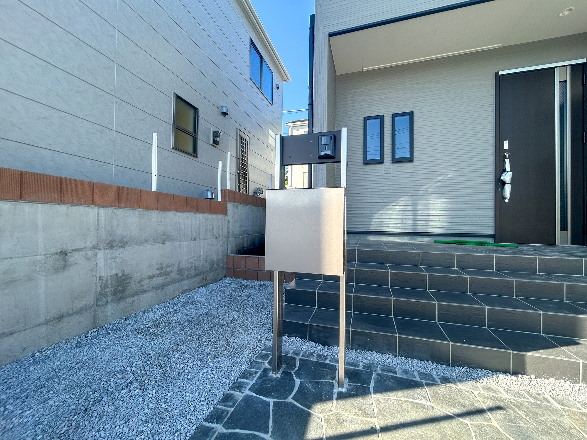 第17渋川金井　新築住宅全5棟のその他共用部分|おしゃれな機能ポールにはポスト、インターフォン、表札設置可能です♪						
						
