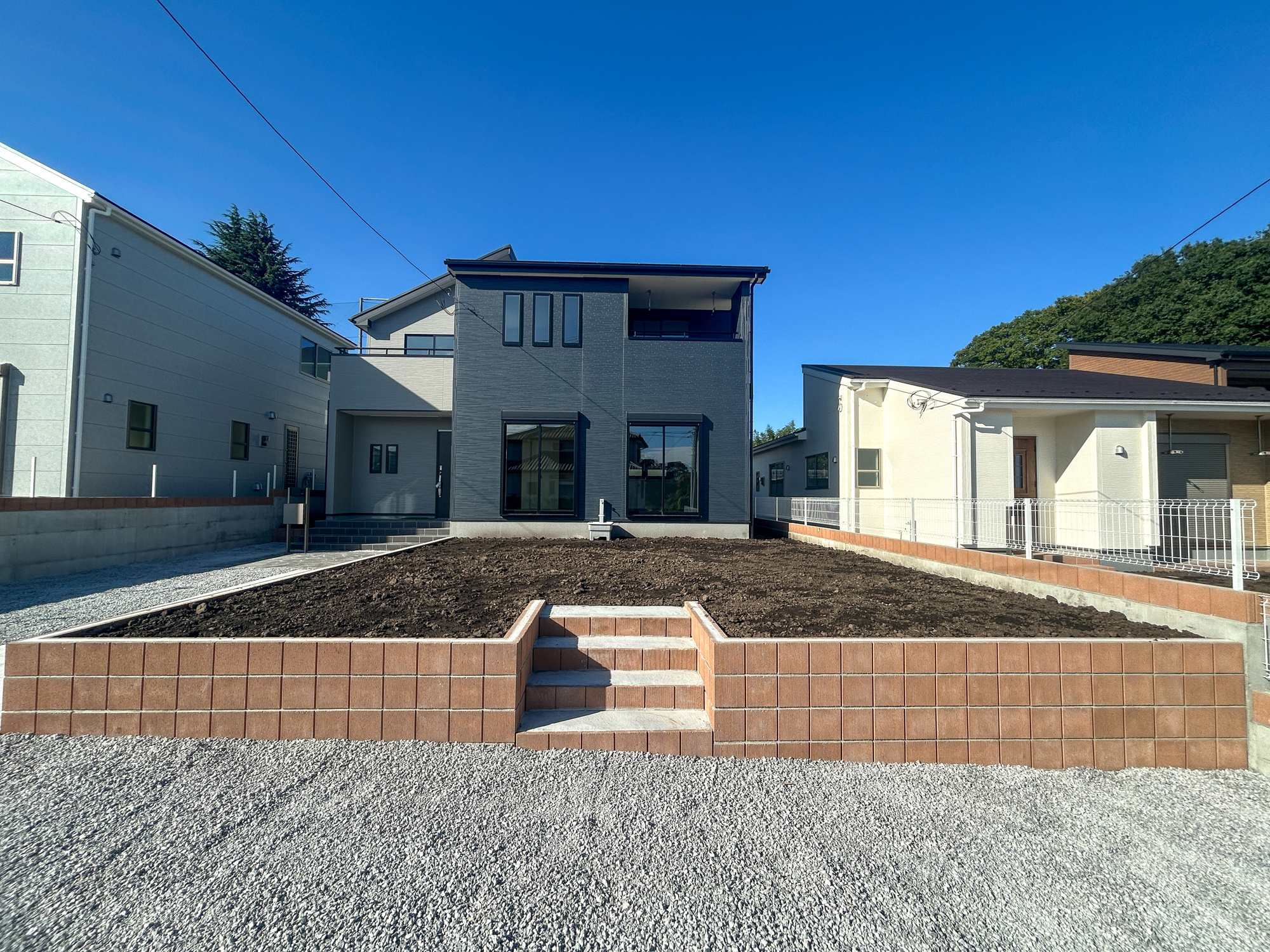 第17渋川金井　新築住宅全5棟の庭|アレンジできるほどの十分な広さのお庭。芝生や記念樹など施工するも良いですがお子様と遊べるスペースがあるのが一番うれしいですね(^^♪
