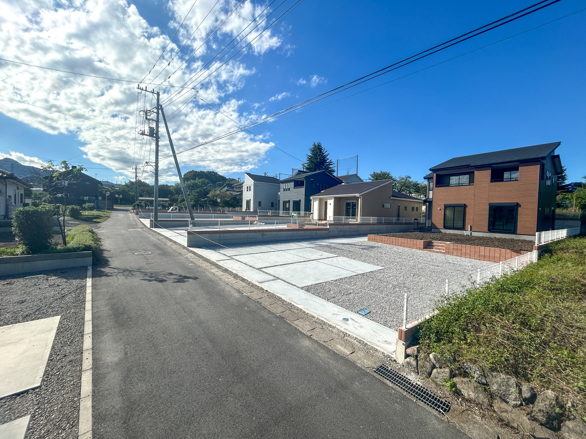 第17渋川金井　新築住宅全5棟の前面道路含む現地写真|閑静な住宅地で子育て家族にピッタリ。毎日のお散歩も快適な緑に恵まれたエリアで、自然に包まれた穏やかな暮らしを実現するための、ゆとりある住環境が整っています。


