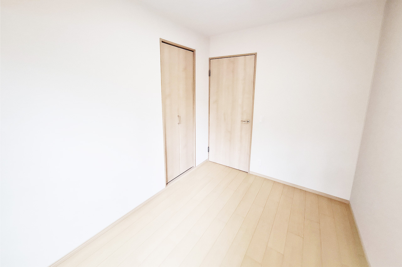 ソワール新檜尾台四号棟の子供部屋|洋室2：クロスやフローリングを貼替えるなどリフォーム済み。