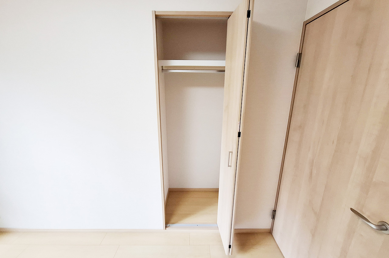 ソワール新檜尾台四号棟の収納|洋室2：新調したクローゼットは衣類や小物の収納に活用できます。