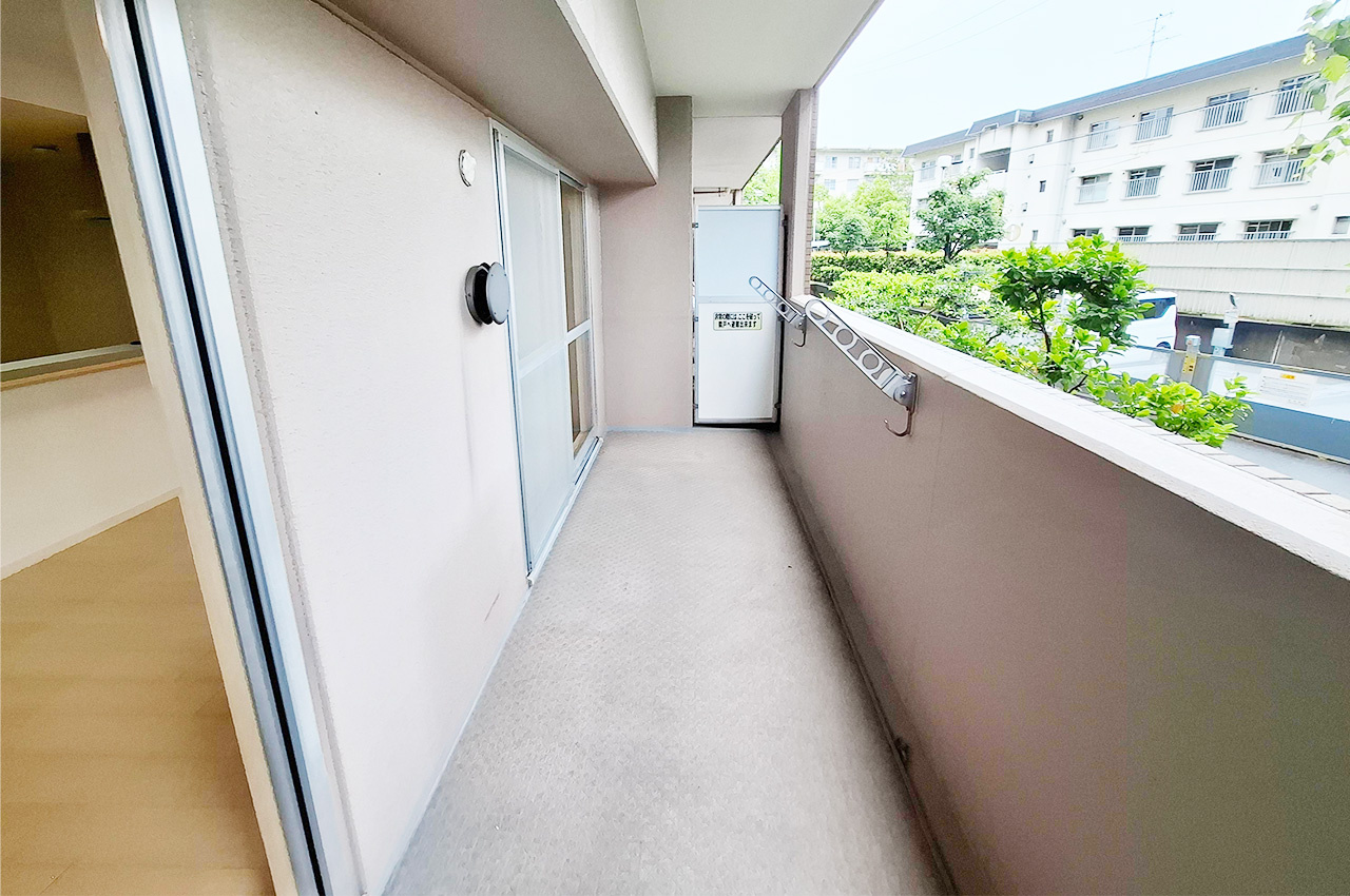 ソワール新檜尾台四号棟のバルコニー|LDK側バルコニー：南東向きで開放感あるバルコニーです。