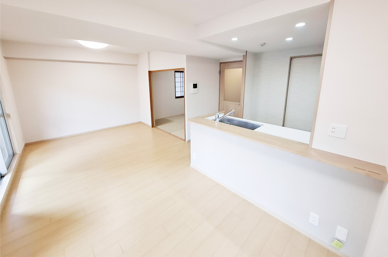 ソワール新檜尾台四号棟の居間・リビング|LDK：約15.3帖のLDKは隣接する和室との一体利用も可能です。用途に合わせて活用できます。