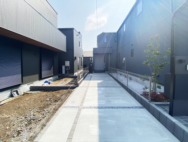 残り1棟◆３７坪◆カースペース２台◆パントリー・SIC・WIC～田谷町　新築戸建～の内観：施工例|通風、採光に優れた心地のいい新築戸建てが誕生！モダンなデザインが目を惹きます。外観も内装も、お客様の「あったらいいな」を形にできるようにこだわりました♪ゆったりリビングが魅力の物件です☆