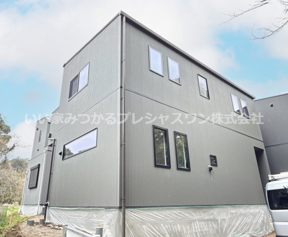 残り1棟◆３７坪◆カースペース２台◆パントリー・SIC・WIC～田谷町　新築戸建～の外観：施工例|カースペースは広々2台分を確保しております。お車の出し入れも安心な十分な空間は、突然の来客も安心♪ドライブテクを必要としない、便利なカースペースです。毎日のお出かけや車での通勤もらくらく♪
