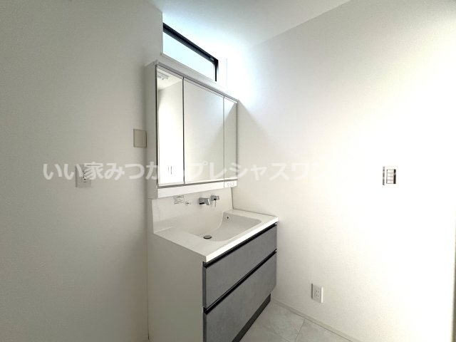 残り1棟◆３７坪◆カースペース２台◆パントリー・SIC・WIC～田谷町　新築戸建～の独立洗面台|【3号棟】清潔感のある色調で纏められた洗面室は、機能性に富んだ明るい三面鏡。通気性もよく、洗濯機置場も完備し、家事の動線も配慮されたデザインになっております。
