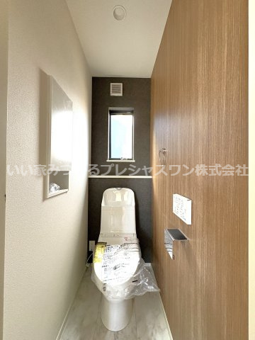 残り1棟◆３７坪◆カースペース２台◆パントリー・SIC・WIC～田谷町　新築戸建～のトイレ|【3号棟】埋め込み収納もついていてトイレットペーパーの替えも収まります。また、においのこもりやすいお手洗いも小窓がついており、換気もバッチリです。