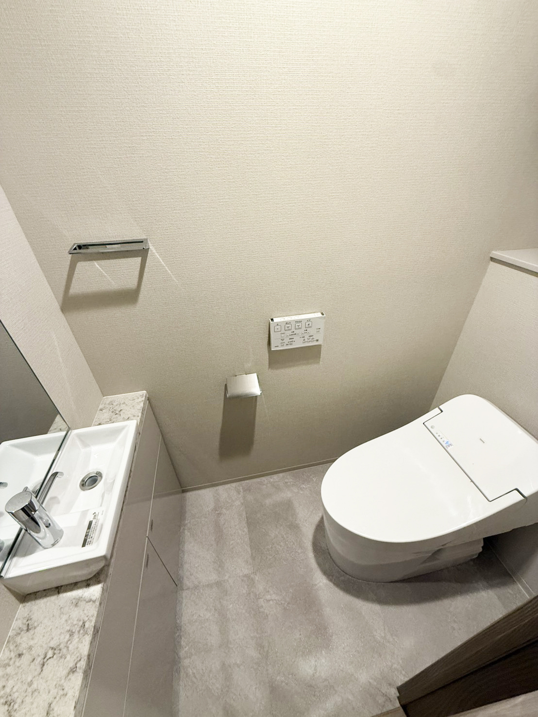 ブランズ御池西洞院のトイレ|温水洗浄便座付きトイレです。