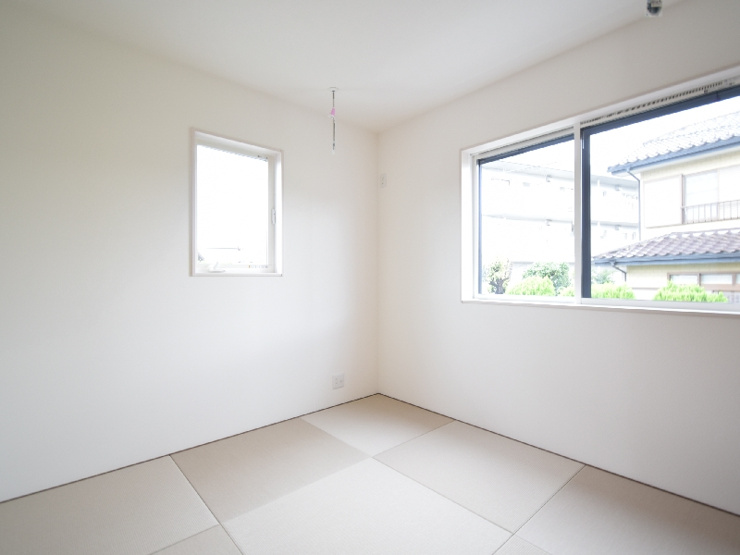 【１号棟：和室】リビングに隣接した4.5帖の和室は来客時や子育て、趣味のスペースなどライフスタイルに合わせて自由に活用できます