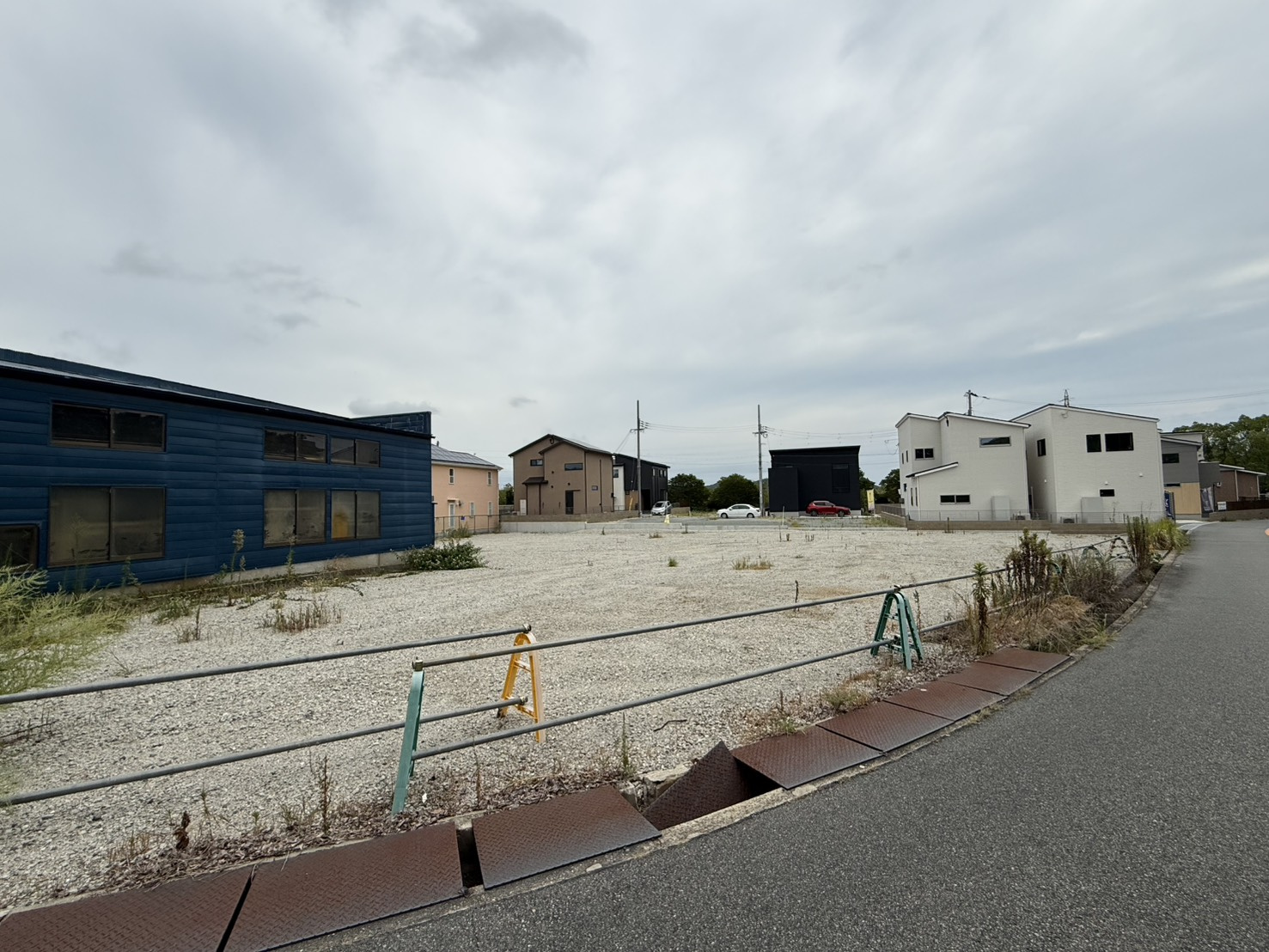名谷町土地（更地）の前面道路含む現地写真