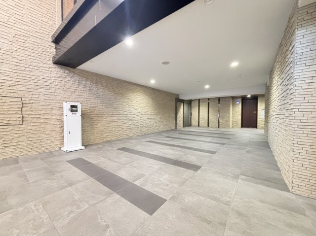 リビオ六甲ザ・ヒルズのエントランス|２層吹抜の気品に満ちたエントランスホール。建物内へと歩を進めれば、頭上にゆったりとした空間が広がるエントランスホール。その堂々たる印象がご家族の誇りを物語ります。