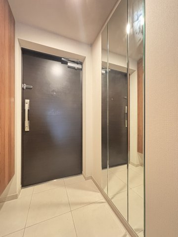 リビオ六甲ザ・ヒルズの玄関|大きな姿鏡がございます。お出かけ前の最終確認にも活躍いたします。