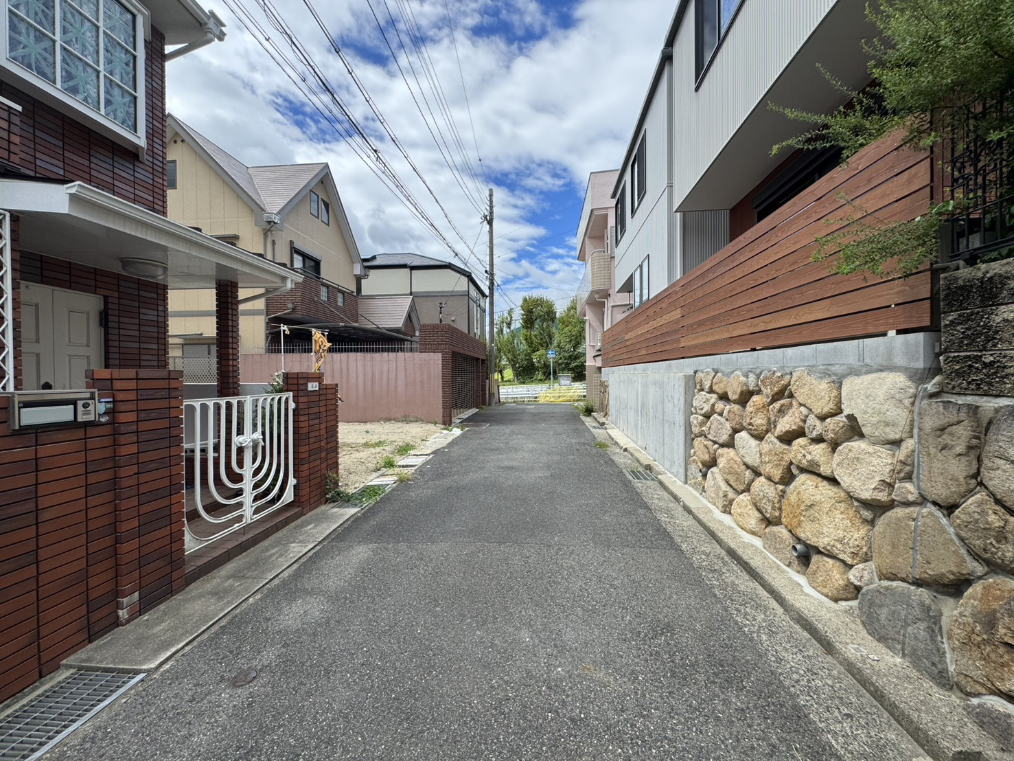 篠原中町４丁目売土地の前面道路含む現地写真