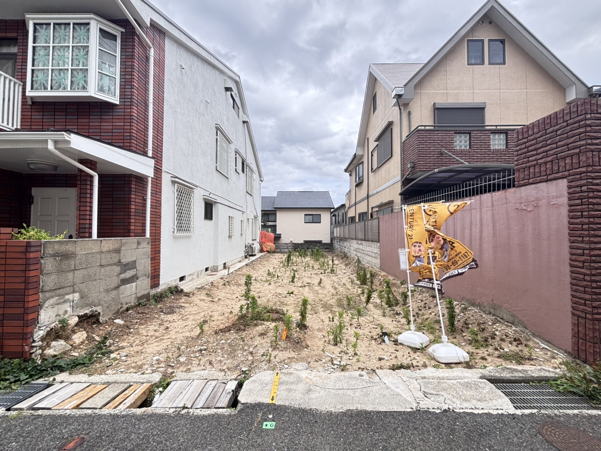 篠原中町４丁目売土地の外観|間口は約６ｍで奥行が約21ｍ。前面道路は約５ｍで余裕がございます。