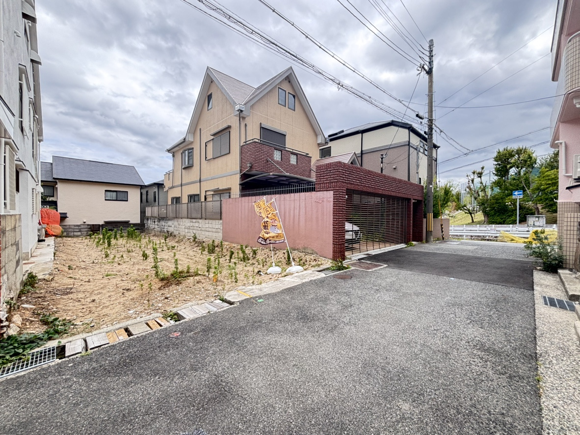 篠原中町４丁目売土地の前面道路含む現地写真|敷地128㎡（約38.7坪）の更地でございます。阪急六甲駅まで徒歩９分の立地。高低差がなく建築しやすいです。建築条件なしの土地のため、お好きなハウスメーカーで建築が可能です。