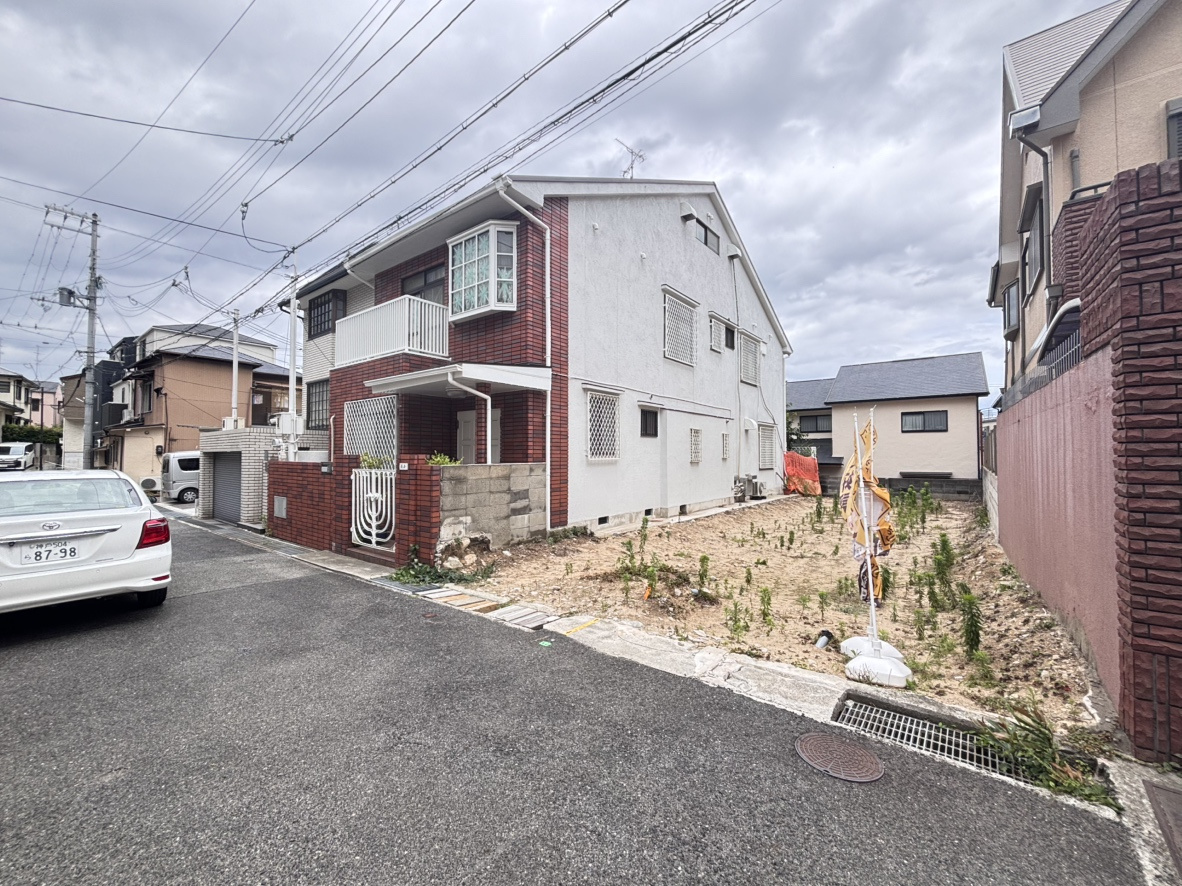 篠原中町４丁目売土地の前面道路含む現地写真|敷地128㎡（約38.7坪）の更地でございます。阪急六甲駅まで徒歩９分の立地。高低差がなく建築しやすいです。建築条件なしの土地のため、お好きなハウスメーカーで建築が可能です。