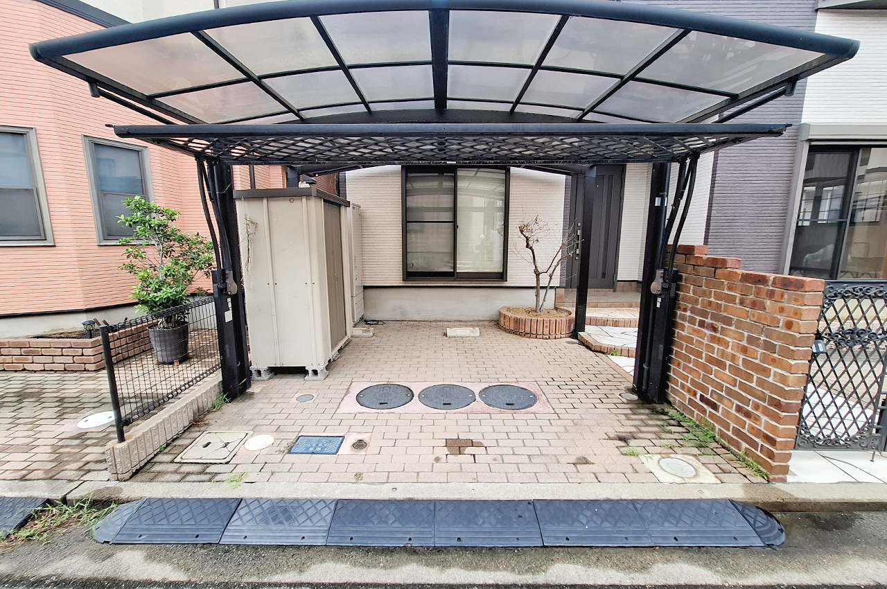貝塚市堀2丁目の駐車場|前面道路を含む外観（カーポート・カーゲート・物置・花壇撤去前）