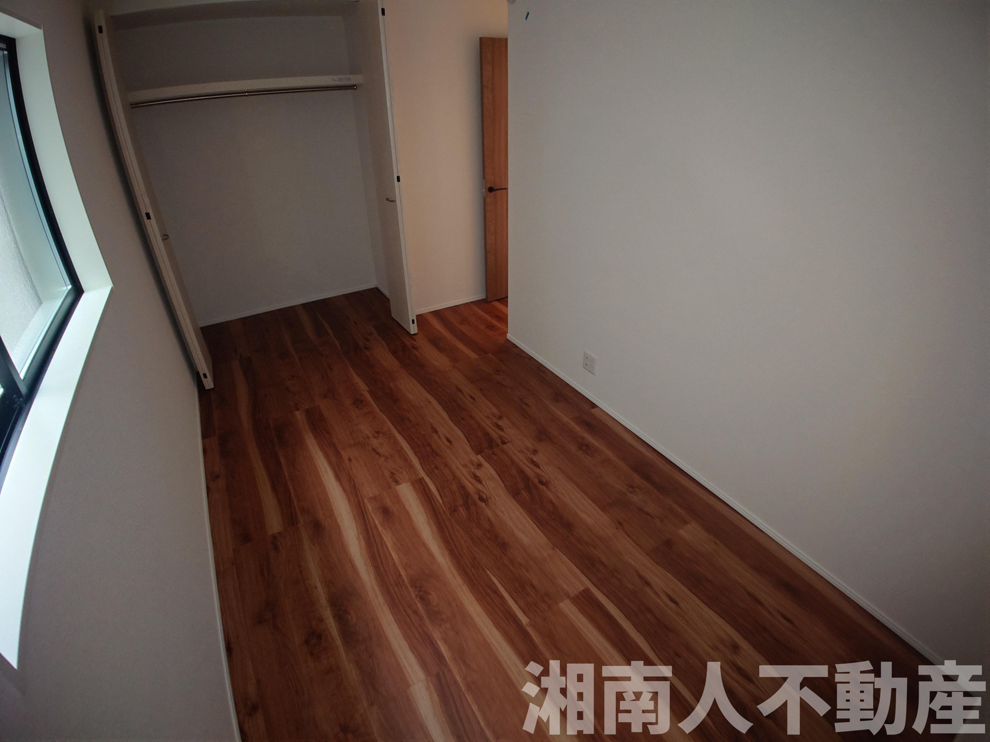 平塚市中堂８付近新築戸建ての洋室|明るい洋室です