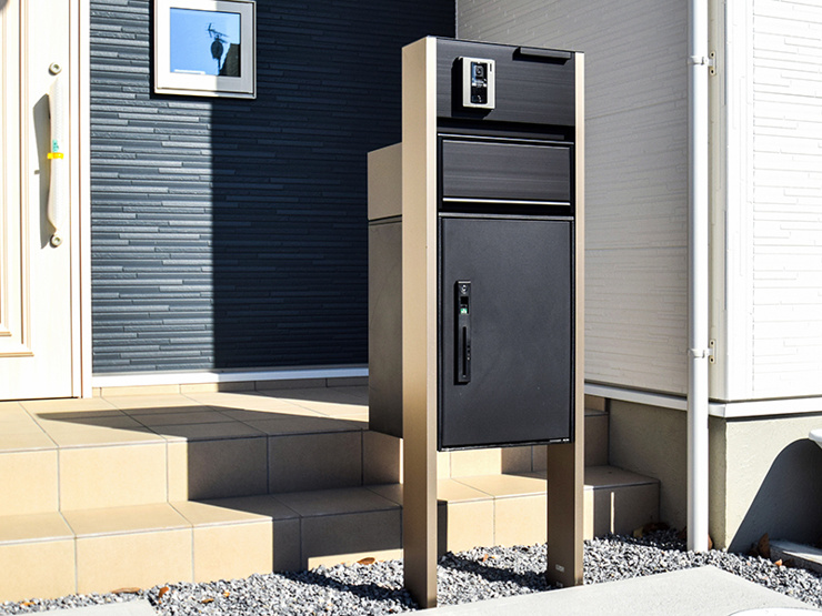 【設備画像：フレムスLight（三協アルミ）】宅配便を無人で受け取れる宅配ボックスを搭載した門柱。時間指定や再配達といった手間を気にせずお荷物を受け取れます。