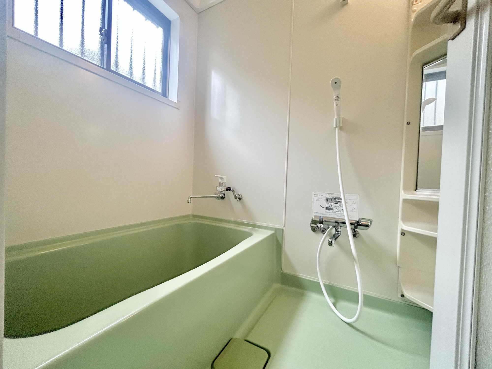 前橋市富士見町1期　中古物件の浴室|浴室は湿気がたまりやすく、換気扇だけではどうしてもカビが出てしまいやすい場所。窓があるだけで、あっという間に換気ができますのでお風呂のカビお掃除も気持ちが良いです。