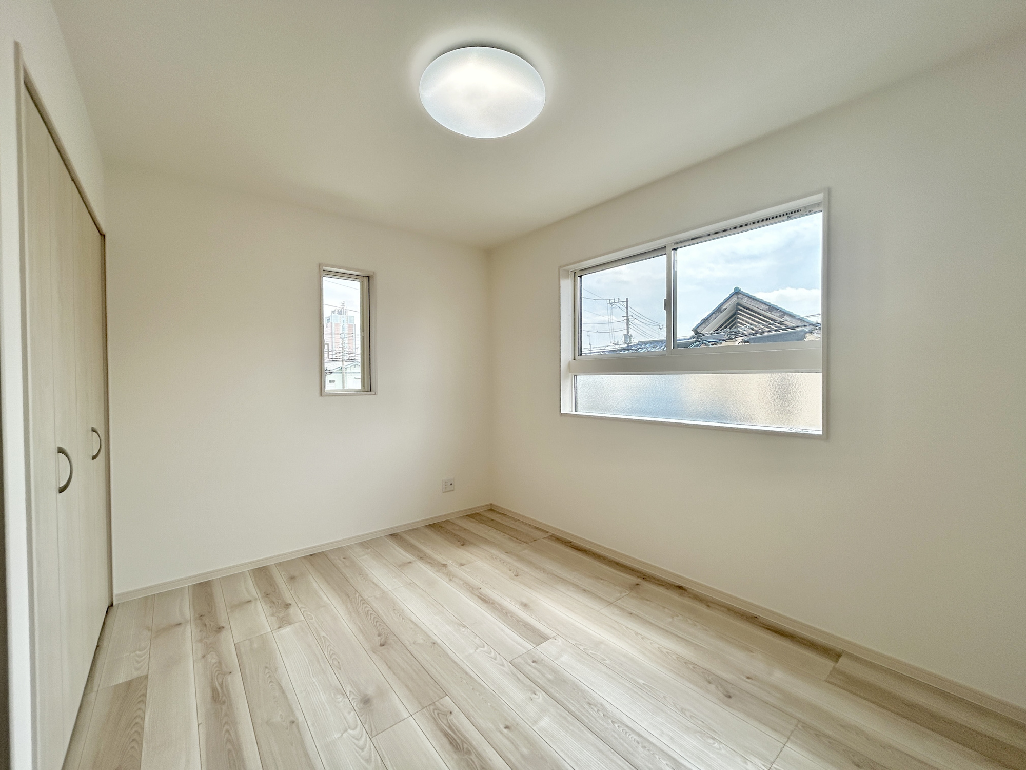 前橋市大友町第5期　新築住宅全1棟の洋室|家族一人ひとりの大切なプライベート空間。趣味に合わせて使って頂けるようシンプルに仕上げてあります。暮らし心地を大きく左右する収納を、適材適所に配置し使い勝手を考慮しました。
