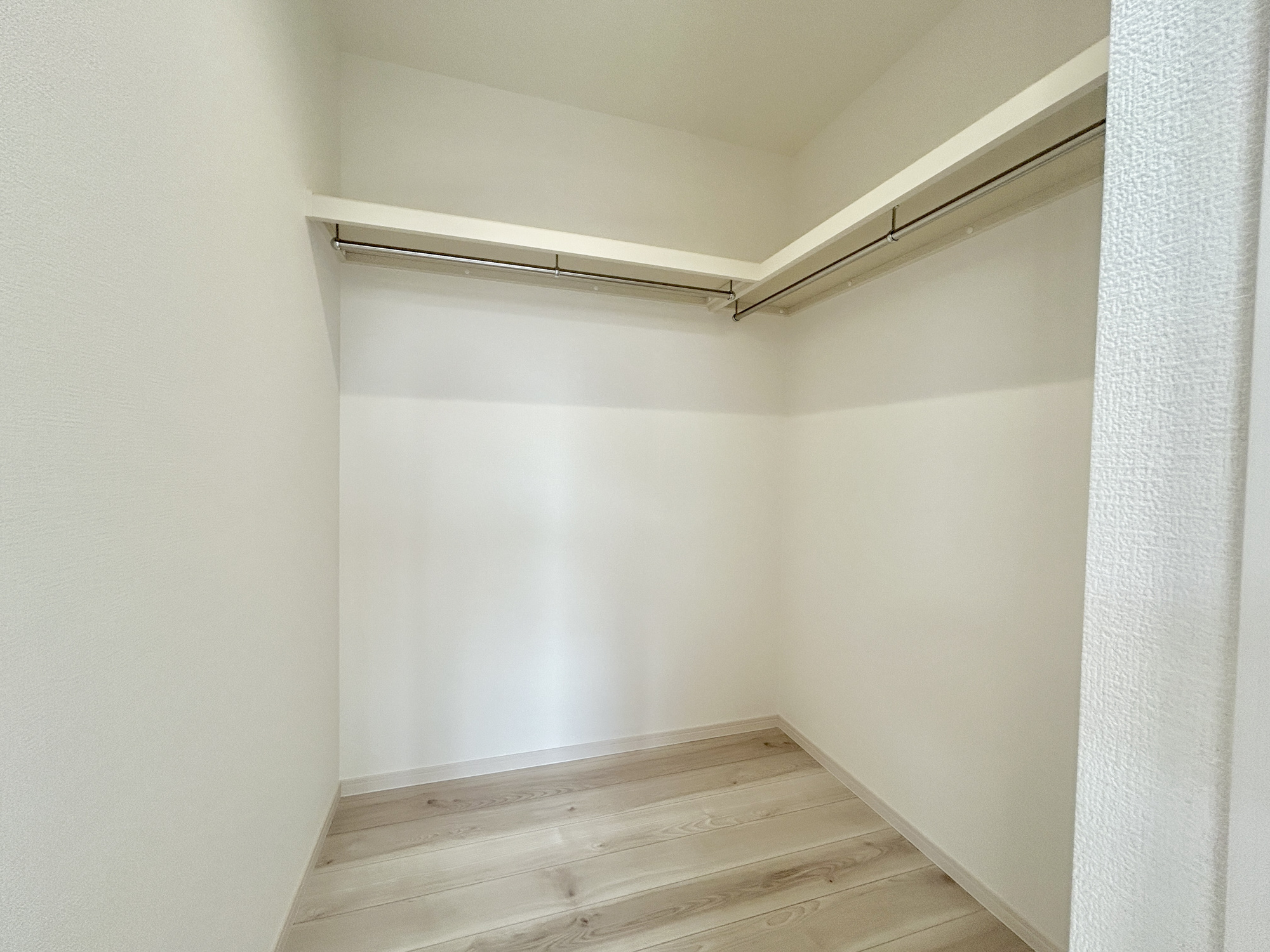前橋市大友町第5期　新築住宅全1棟の収納|"たくさんのお洋服が入る、ウォークインクローゼット。
お洋服以外にも掃除機やスーツケースなどを一箇所に集約できるのが魅力です♪
収納ケースを置かなくていいのでお部屋の見た目にもスッキリ！"
