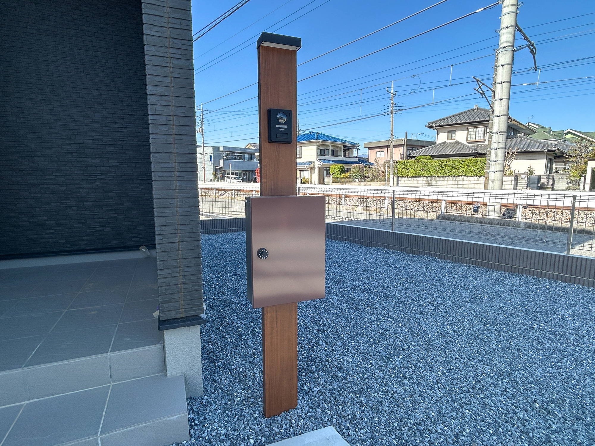 前橋市大友町第5期　新築住宅全1棟の設備|おしゃれな機能ポールにはポスト、インターフォン、表札設置可能です♪						
						
