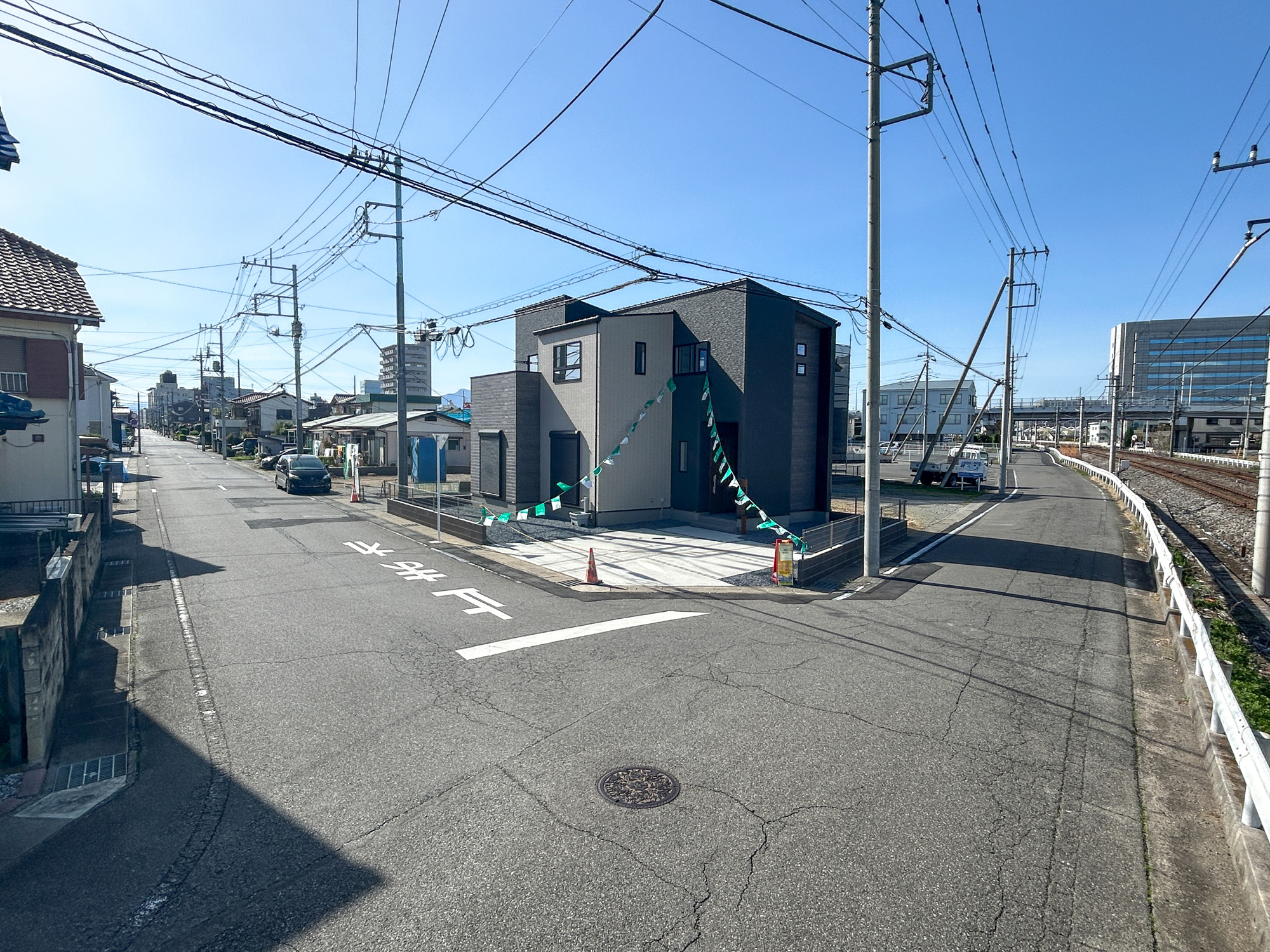前橋市大友町第5期　新築住宅全1棟の前面道路含む現地写真|閑静な住宅地で子育て家族にピッタリ。毎日のお散歩も快適な緑に恵まれたエリアで、自然に包まれた穏やかな暮らしを実現するための、ゆとりある住環境が整っています。

