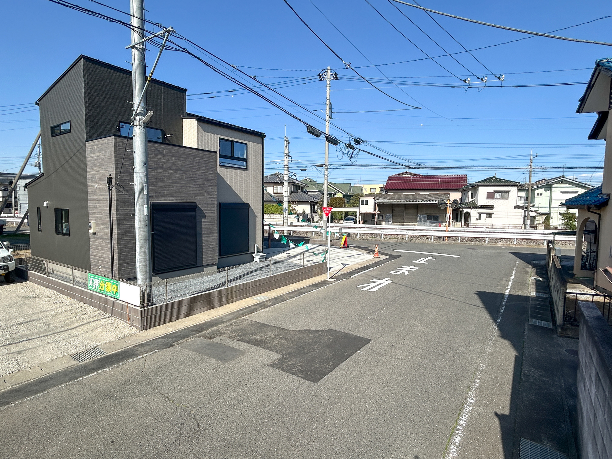 前橋市大友町第5期　新築住宅全1棟の前面道路含む現地写真|低層の一戸建てを中心とした街並みが整然と続き、周辺は高い建物が建っていないので、採光や開放性に恵まれ、空が広く緑の多い閑静な趣を感じる環境です。

