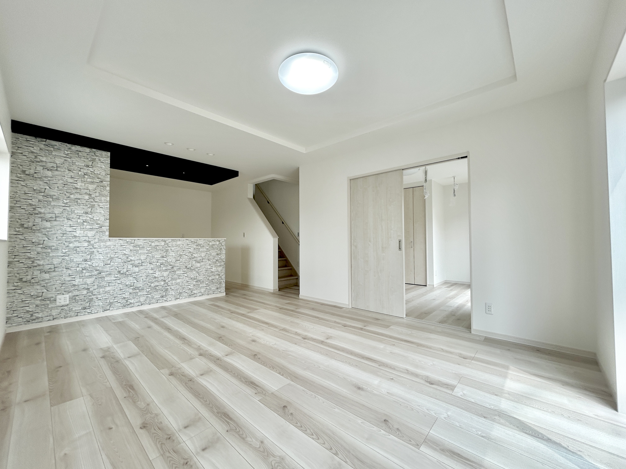 前橋市大友町第5期　新築住宅全1棟の居間・リビング|白基調のお部屋は家具がとってもきれいに映えます♪さらに2面採光がとれるこのお部屋は、南側に窓を設けているため、一日中明るく、気分も明るくなります♪


