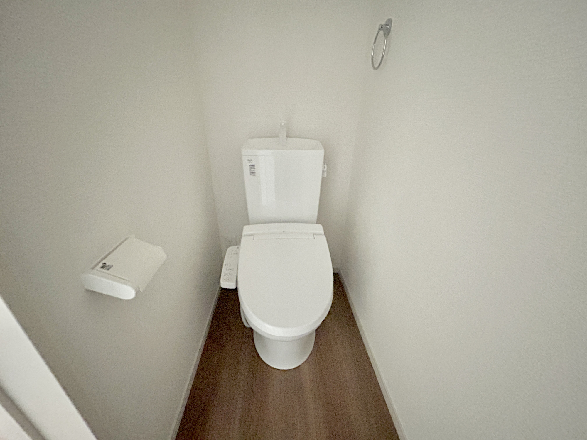 前橋市北代田町1期　新築住宅全3棟のトイレ|節水型でエコなトイレには、今では当たり前の洗浄付き。便座を温める機能もついていて、居心地良くてトイレから出られなくなるかも！