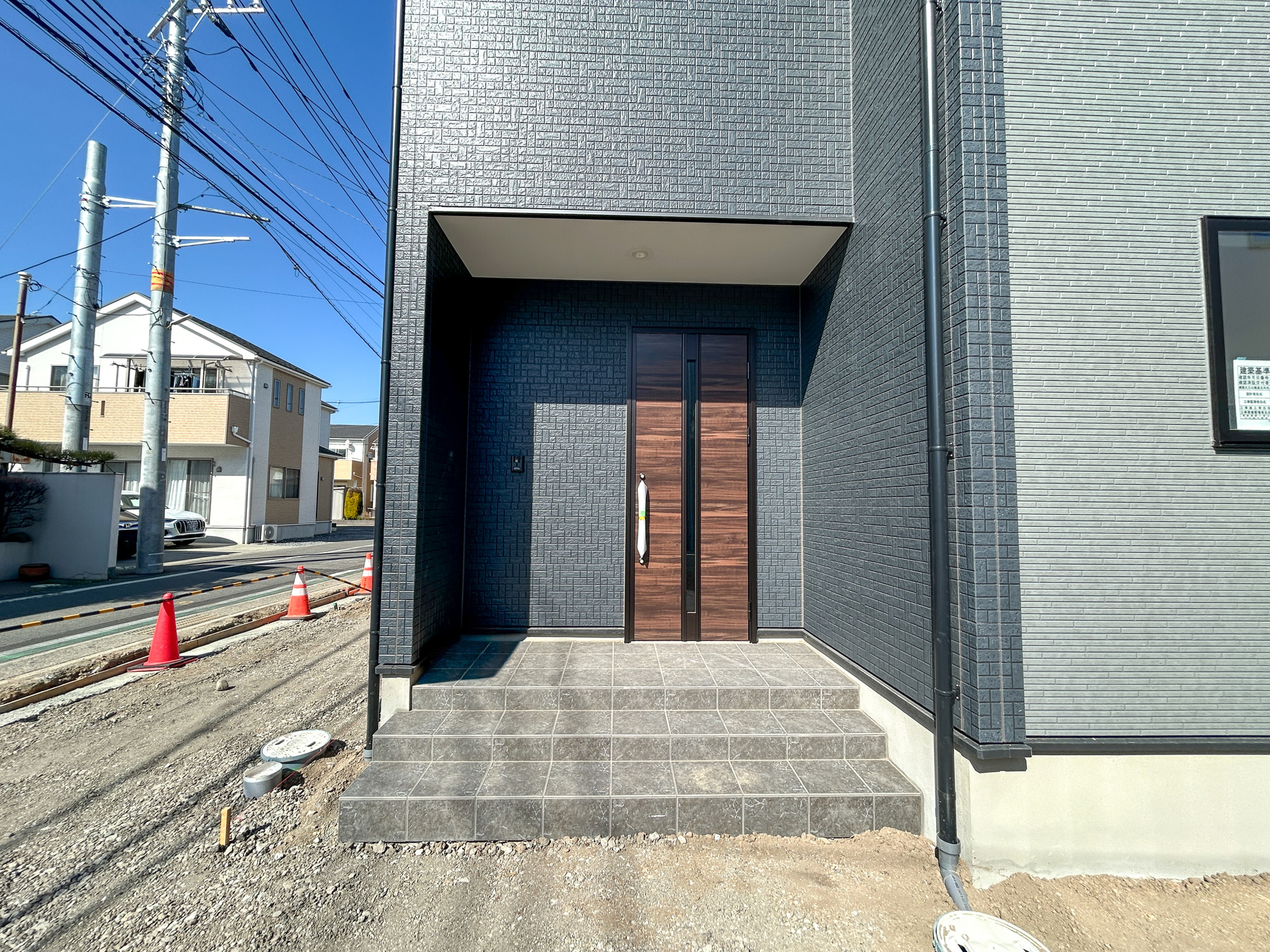 前橋市北代田町1期　新築住宅全3棟の玄関|玄関上は屋根があるので雨の心配いらず♪
