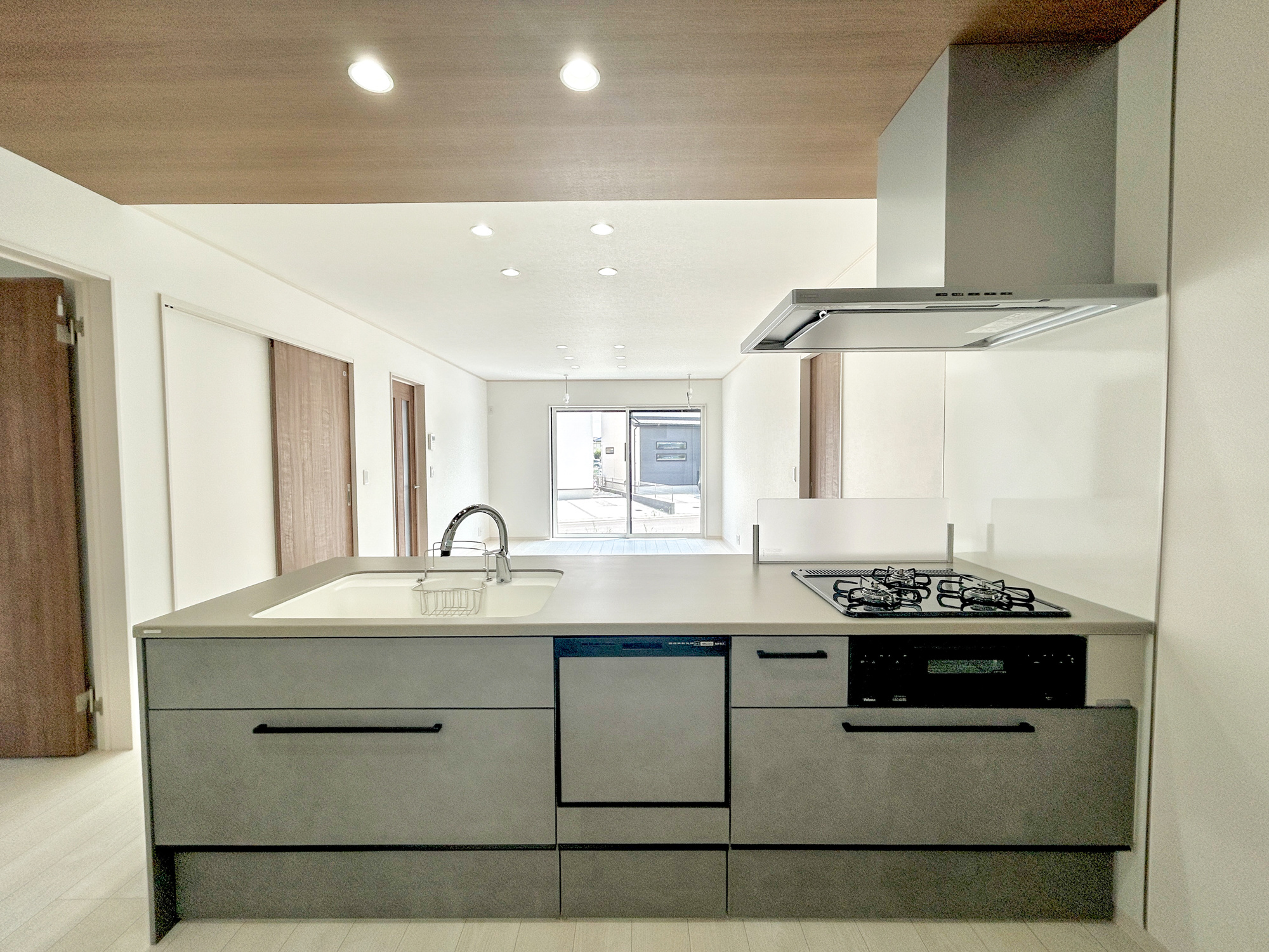 前橋市青柳町3期　新築住宅全11区画のキッチン|収納が多いのでキッチンの上は常にきれいに保てます！！
お料理がしたくなるそんな嬉しい・楽しいキッチンです♪