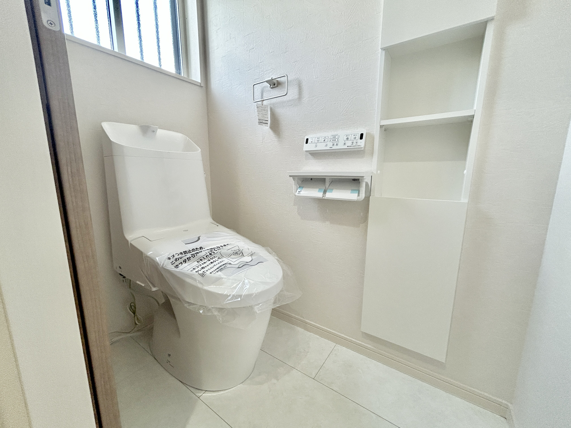 前橋市青柳町3期　新築住宅全11区画のトイレ|節水型でエコなトイレには、今では当たり前の洗浄付き。便座を温める機能もついていて、居心地良くてトイレから出られなくなるかも！換気用に換気扇はもちろん、窓も着いているので常に快適ですね♪