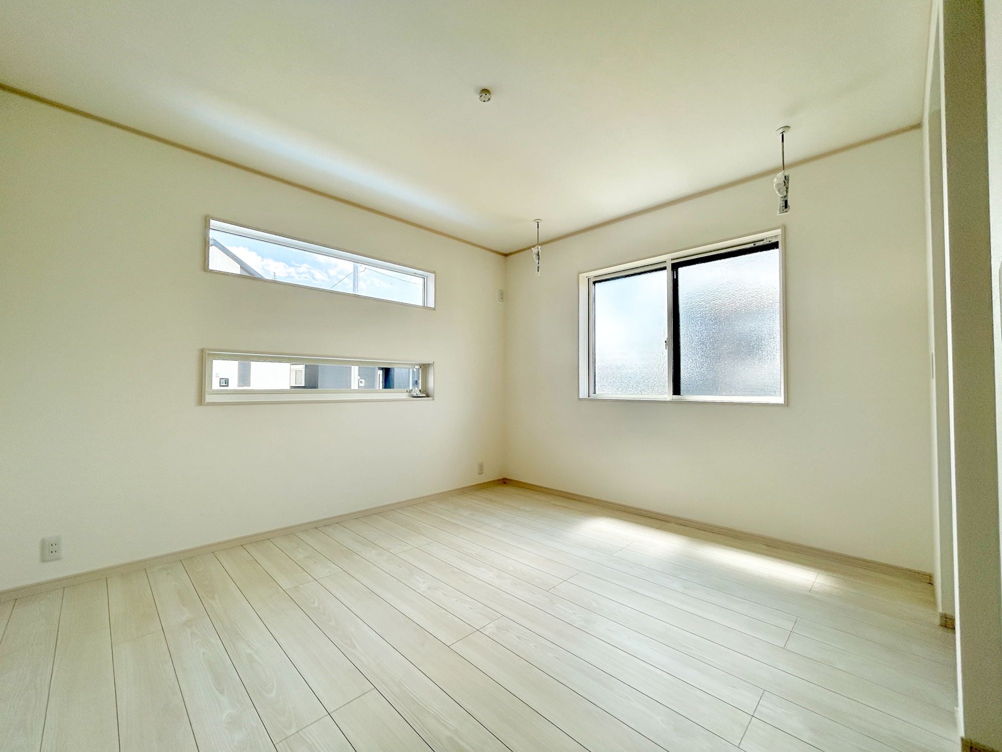 前橋市青柳町3期　新築住宅全11区画の寝室|木目のフローリングが暖かみのある室内に。明るい寝室で心地のいい朝を迎えられそう。