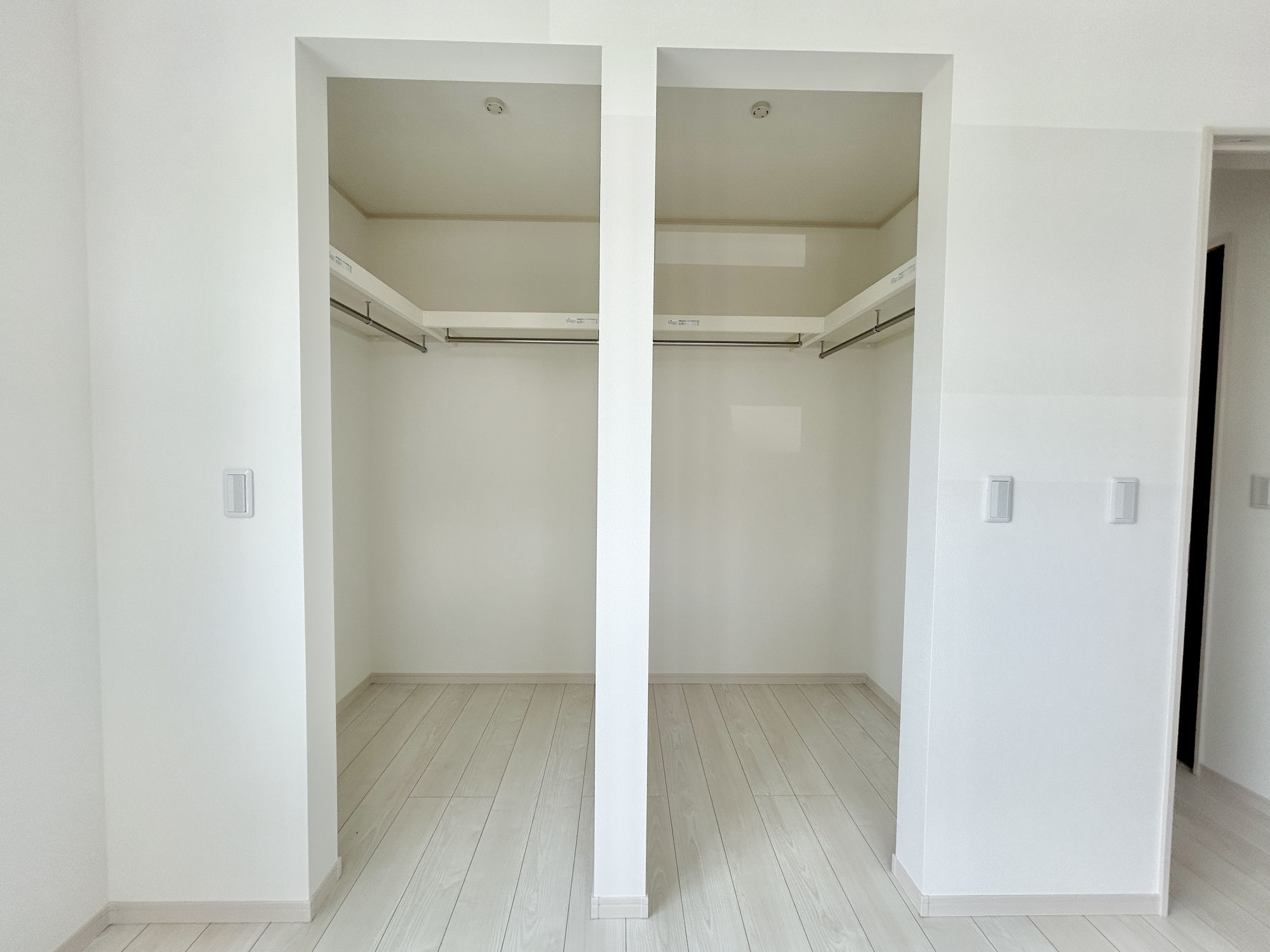 前橋市青柳町3期　新築住宅全11区画の収納|"たくさんのお洋服が入る、ウォークインクローゼット。
お洋服以外にも掃除機やスーツケースなどを一箇所に集約できるのが魅力です♪
収納ケースを置かなくていいのでお部屋の見た目にもスッキリ！"