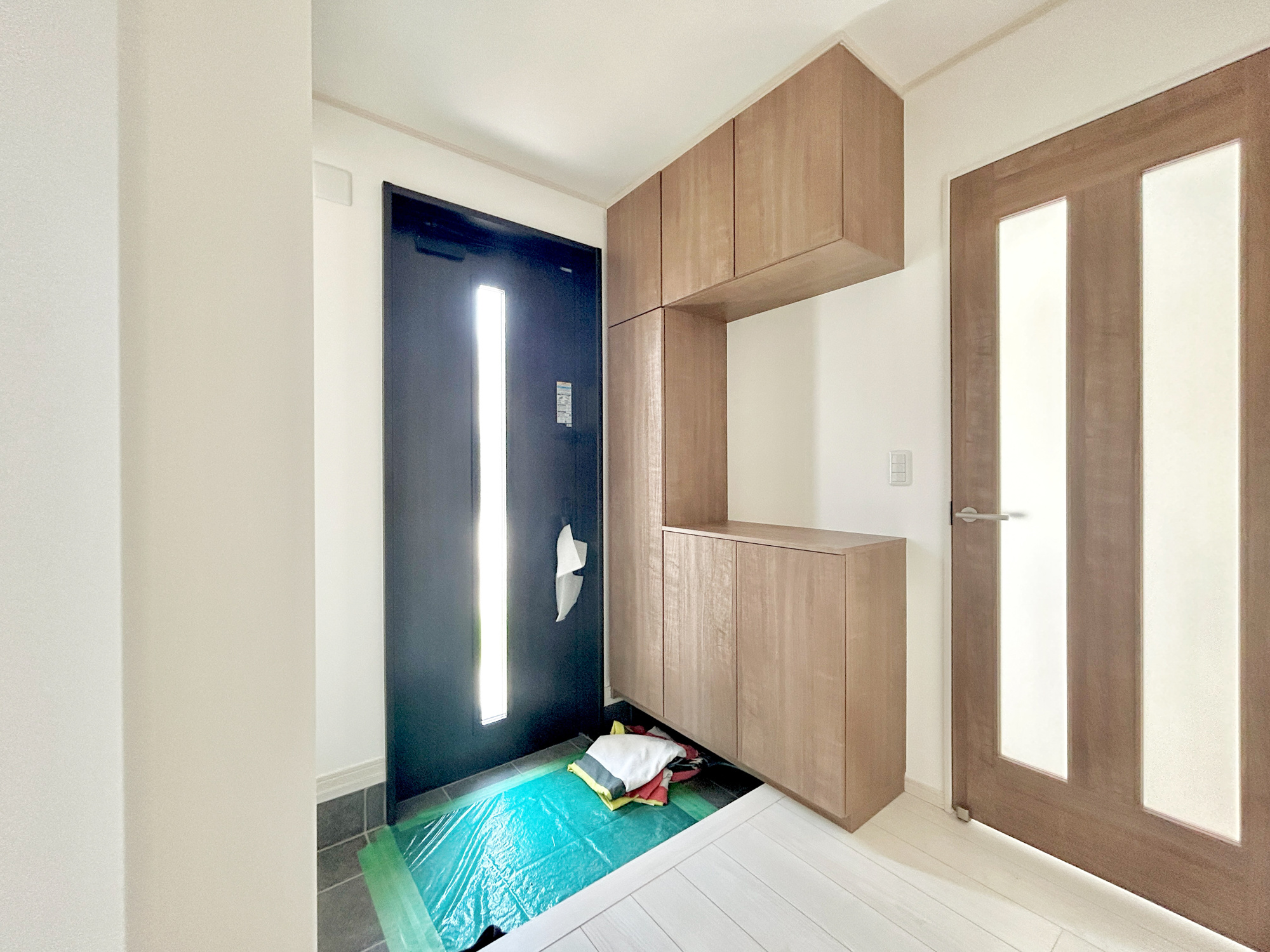 前橋市青柳町3期　新築住宅全11区画の内装|"住まう人も来客も入った時にワクワクさせてくれるオシャレな玄関♪
収納もたっぷりあるので、靴がたくさんあっても安心！
気持ちの良い朝は、毎日ここからスタートしていきます♪"