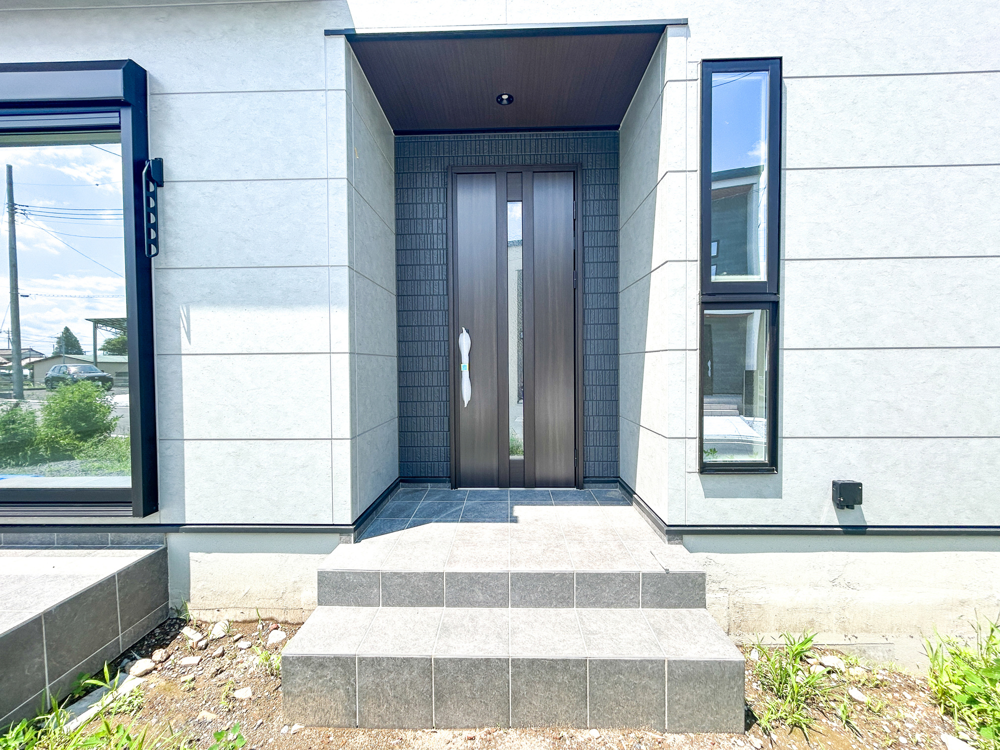 前橋市青柳町3期　新築住宅全11区画の玄関|明るく優しいイメージの玄関アプローチ。玄関上は屋根があるので雨の心配いらず♪