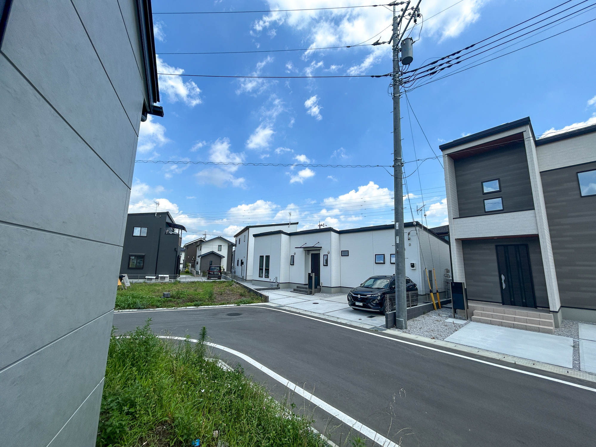 前橋市青柳町3期　新築住宅全11区画の展望|閑静な住宅地で子育て家族にピッタリ。毎日のお散歩も快適な緑に恵まれたエリアで、自然に包まれた穏やかな暮らしを実現するための、ゆとりある住環境が整っています。緑の潤いを感じながらホッと生活できそう。